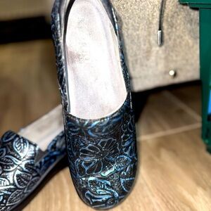 Alegria Keli Navy Swish Exclusive Leather Embossed Slip-On Clogs size 39